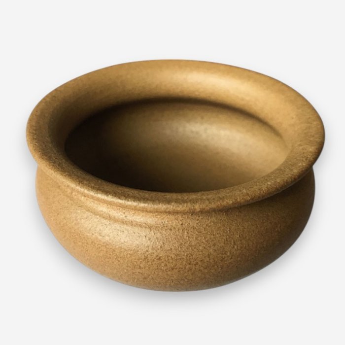 陶製三足無蓋曲線爐：直徑8.7cm（盤香）